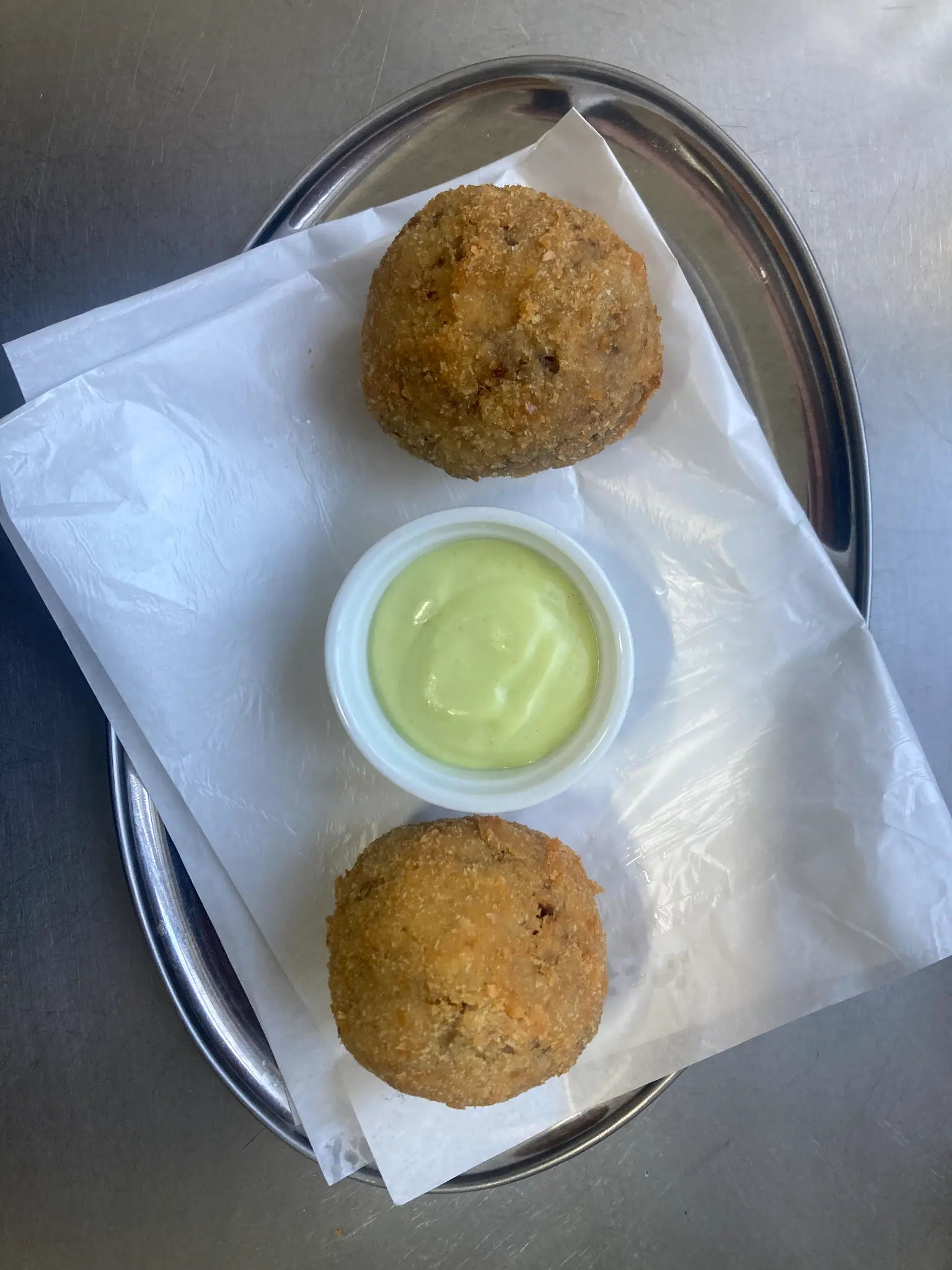 Bolinho servido com molho