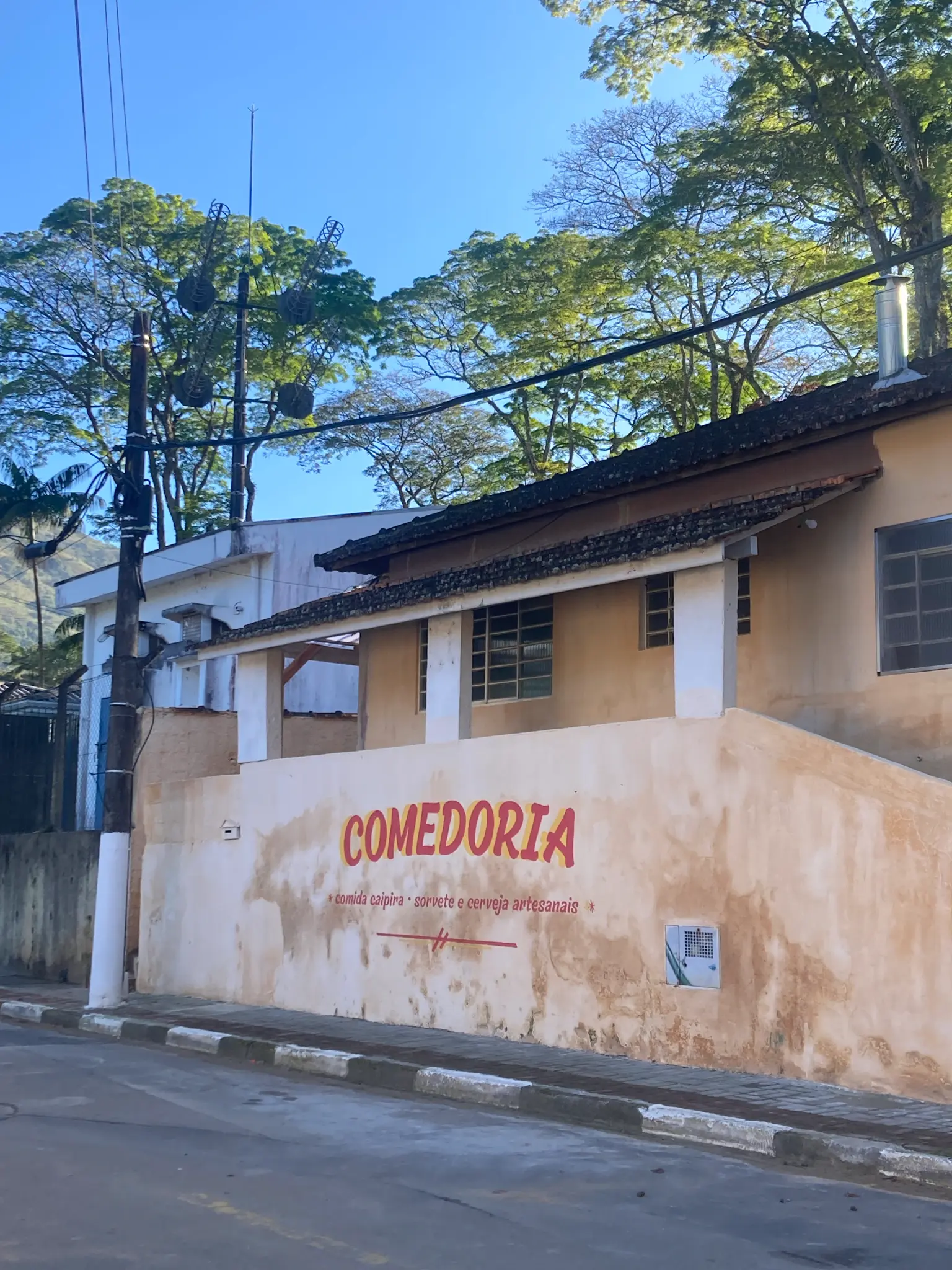 Fachada da Comedoria no Bairro dos Souzas