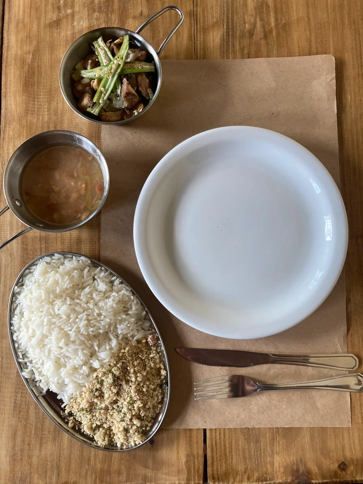 Mesa com arroz, farofa e acompanhamentos